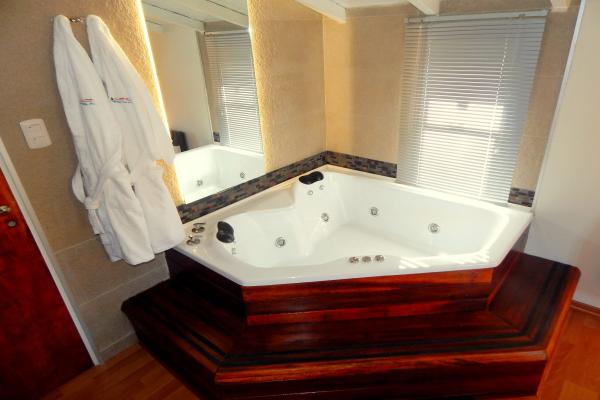 Chalet Grande,  bañera con hidromasajes doble en dormitorio principal.